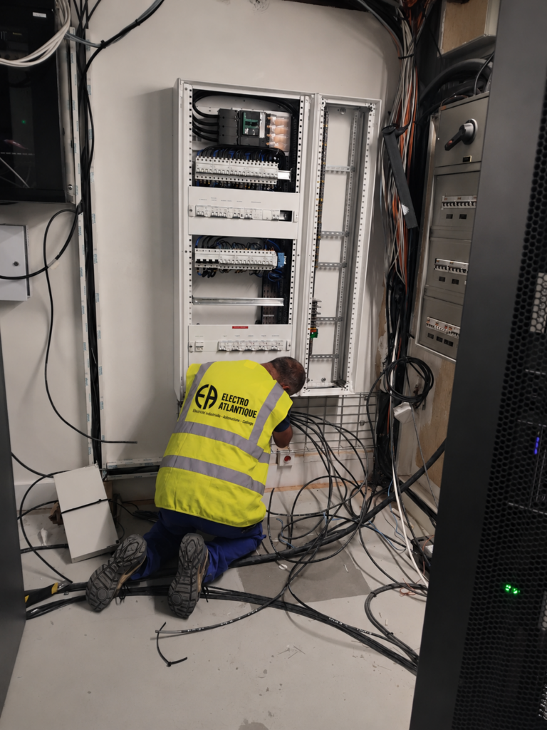 Remplacement d'une armoire électrique en local informatique